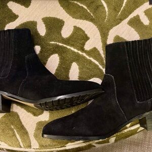 Donald Pliner Black Suede Shoe-Boots/half-boots Size 5.5